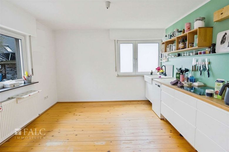 Mehr Raum als man denkt - kleines Haus, großes Grundstück – Küche leer virt.