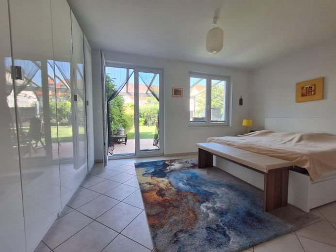 Schlafzimmer m Blick ins Grüne