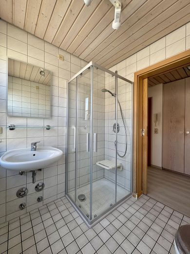 Provisionsfrei: 2-Zimmer-Wohnung DG mit Balkon in betreuter Wohnanlage – Bad 2