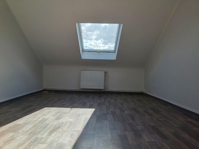 Appartement mansardé central de 3 pièces (env. 83 m²) avec climatisation et emplacement de stationnement – Schlaf- oder Arbeitszimmer 2