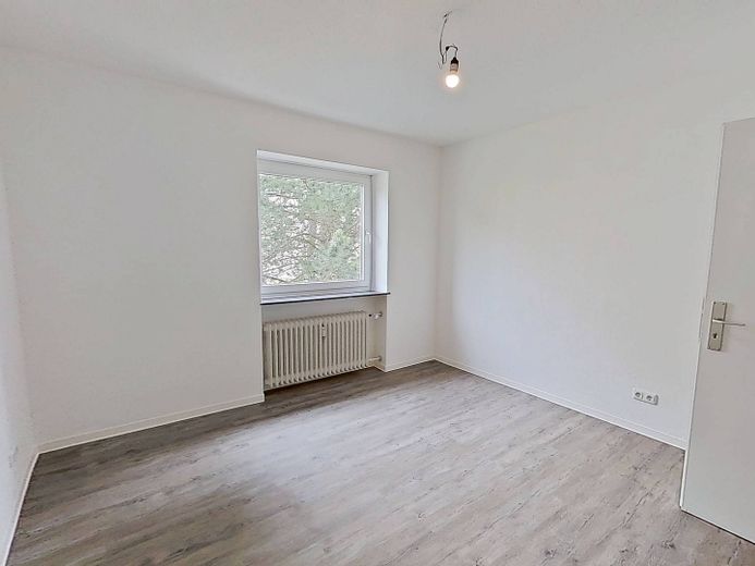 BIS ZU 3 NKM FREI: Schöne 3-Zimmer-Wohnung mit BALKON und intelligentem Grundriss in Kappeln-Ellenberg – Ansicht I: Schlafzimmer I
