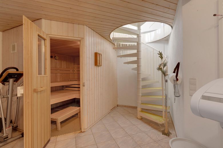 Sauna und Wendeltreppe