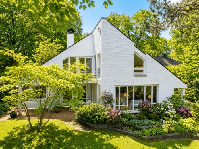 Immerso nel verde: una casa dal carattere speciale a Blankenese – Foto 1