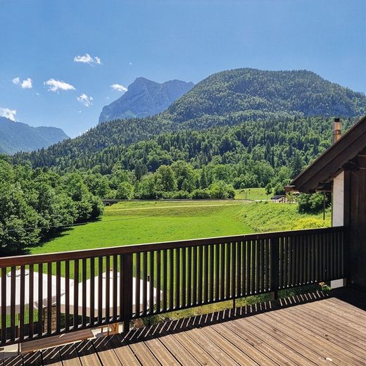 Zwischen alten Mauern und historischer Geschichte  -  Landhaus in idyllischer Lage – großzügige Dachterrasse mit Panorama-Ausblick