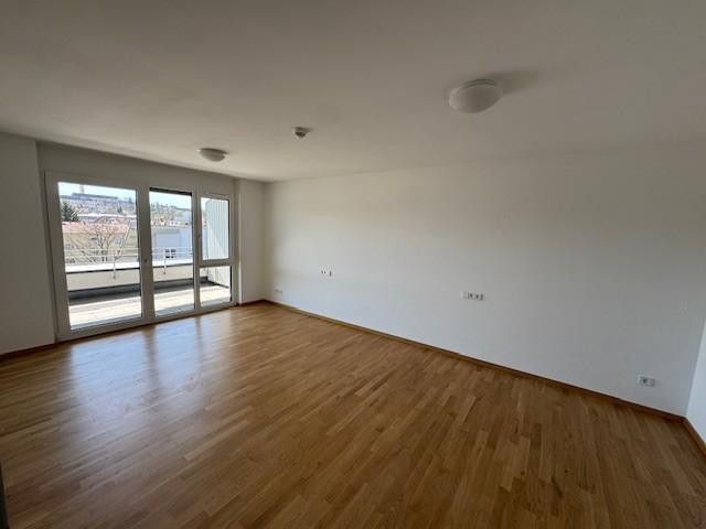 Attraktive 2-Zimmer-Wohnung – barrierefrei, mit Balkon, EBK und herrlicher Aussicht – Schlafzimmer