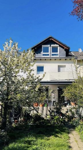 Gepflegtes Reihenmittelhaus in ruhiger Lage mit Garten und Garage – Gartenansicht