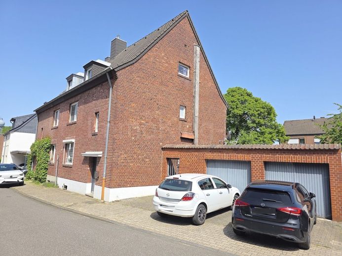 ++ MODERNISIERTES EINFAMILIENHAUS + SONNENTERRASSE + 2 GARAGEN IN RUHIGER LAGE!! ++ – ANSICHT DES HAUSES