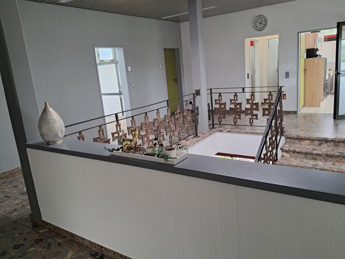 Verwaltungsgebäude, bei Bedarf mit kleiner Halle, Ortsteil 53577 Neustadt/Wied, zu vermieten – Flur OG