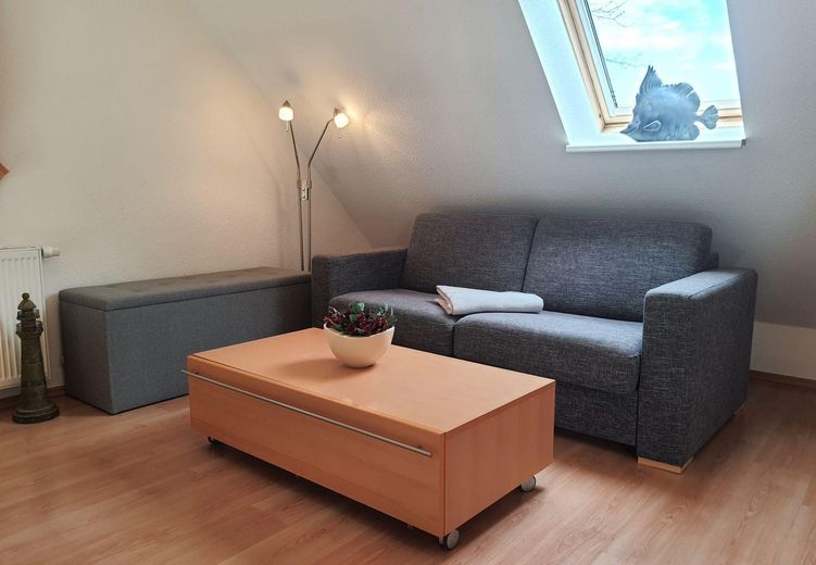 Provisionsfreie Maisonettenwohnung mit außergewöhnlichem Raumgefühl in Zingst – Schlafcouch auf der Galerie