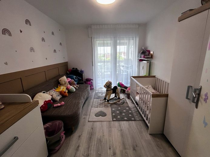 Po modernizacji energetycznej, niskie koszty ogrzewania: jasne mieszkanie 3-pokojowe z ogrodem zimowym i garażem – 3. Zimmer