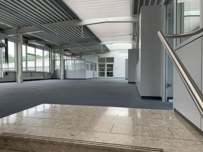Großraumbüro mit abgetrennten Einzelbüros und Toiletten ca. 378 m² – फोटो 1