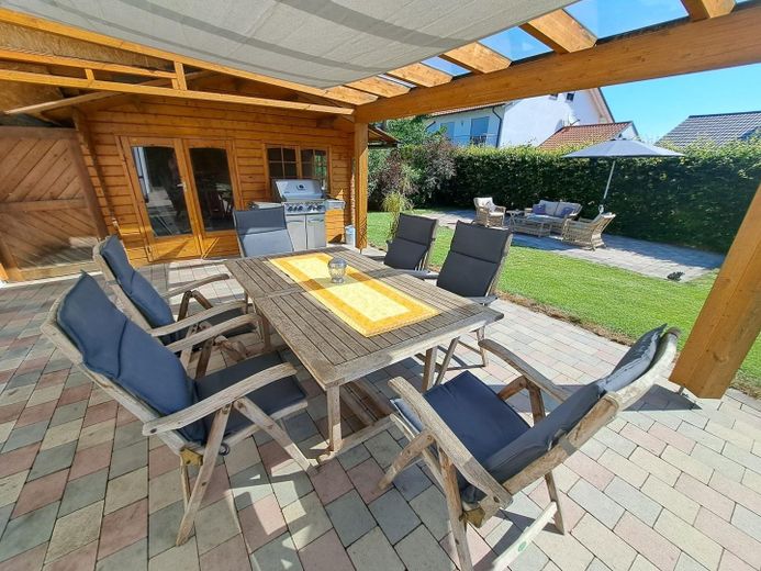 Überdachte Ostterrasse