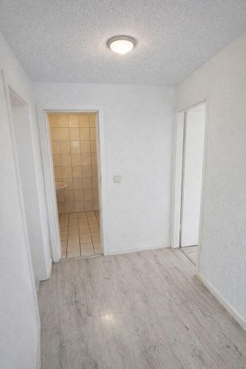 Neu renovierte 2-Zimmerwohnung mit Balkon zu vermieten – Eingangsbereich,Garderobe,Flur