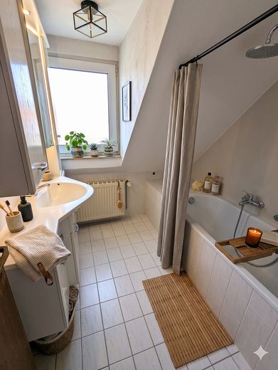 WG geeignete 4 Zimmer-DG-Whg mit Holzfußboden, Balkon, Wohnküche – Badezimmer