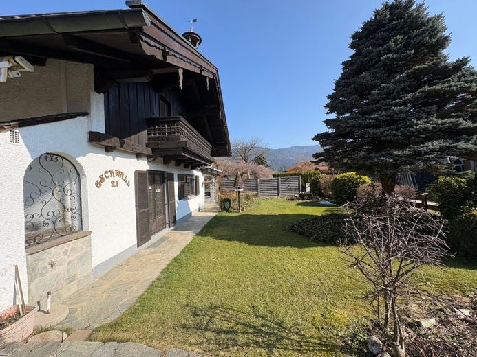 Sanierungsbedürftiges Einfamilienhaus / Zweifamilienhaus in Inzell-Gschwall – Gartenansicht