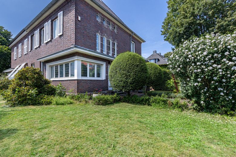 Hochwertiges Einfamilienhaus, 228 Wohnfl., 3 Etg., 5 Schlz., Terrasse, 2 Balkone, 3 Bäder & Sauna – फोटो 1