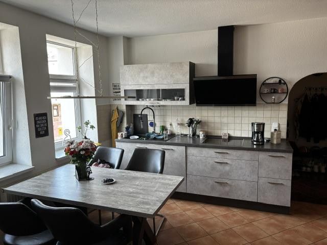 Helle 3-Raum-Wohnung mit großer Wohnküche, Kaminanschluss, Garten & Stellplatz – Küche