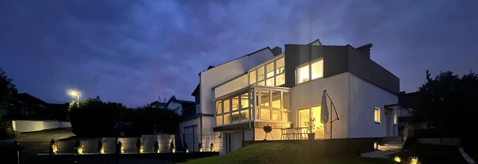 Casa architettonica straordinaria – ristrutturata con finiture di pregio, con veranda e garage sotterraneo – Außenansicht