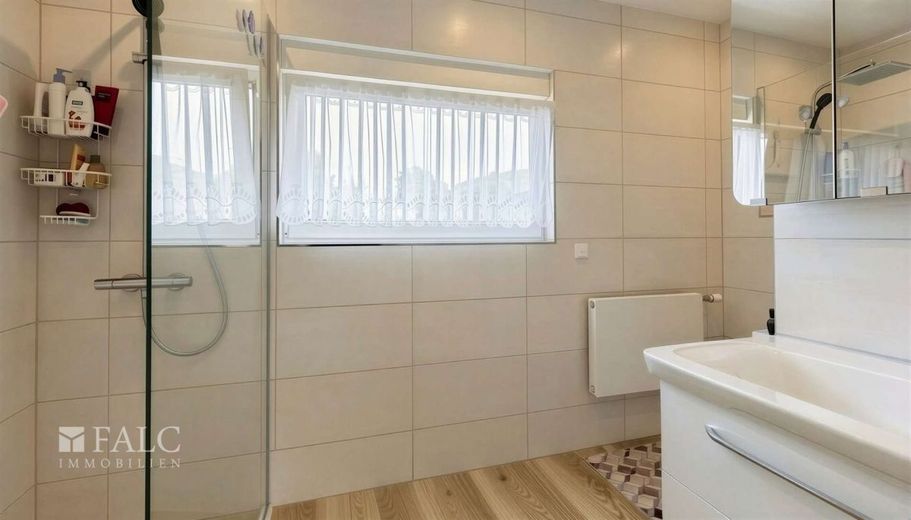 Ein Platz für die Familie - Gepflegtes Reihenendhaus mit Garten und ausbaufähigem Dachgeschoss – Badezimmer Bild 1