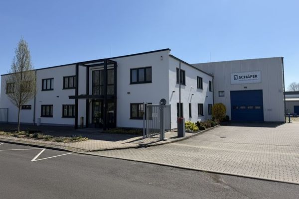 Bien immobilier commercial avec surfaces de bureaux et de hall disponibles à court terme