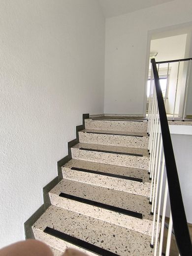 Provisionsfrei für Käufer | Familienhaus in Toplage | Bieterverfahren ab 389.000 € – Treppenhaus