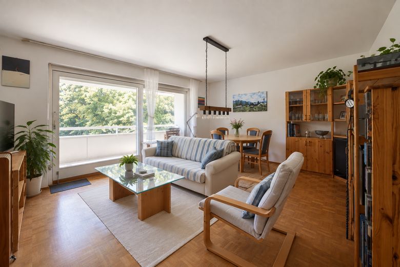 Ruhige 3-Zimmer-Wohnung in Harlaching mit zwei Balkonen und Grünblick – großzügiges Wohnzimmer