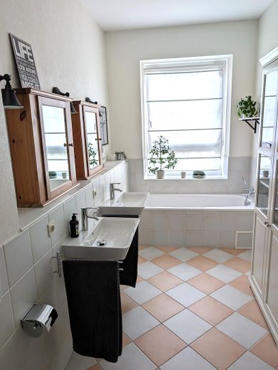 Platz zum Leben! Provisionsfreies Reihenhaus in der Gartenstadt Flensburg – Tageslichtbad