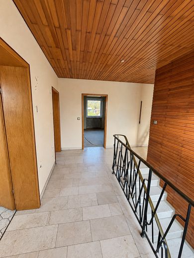Bungalow indipendente su 669 m² · posizione ai margini del ruscello e dei campi · potenziale eccezionale! – Aktueller Eingangsbereich