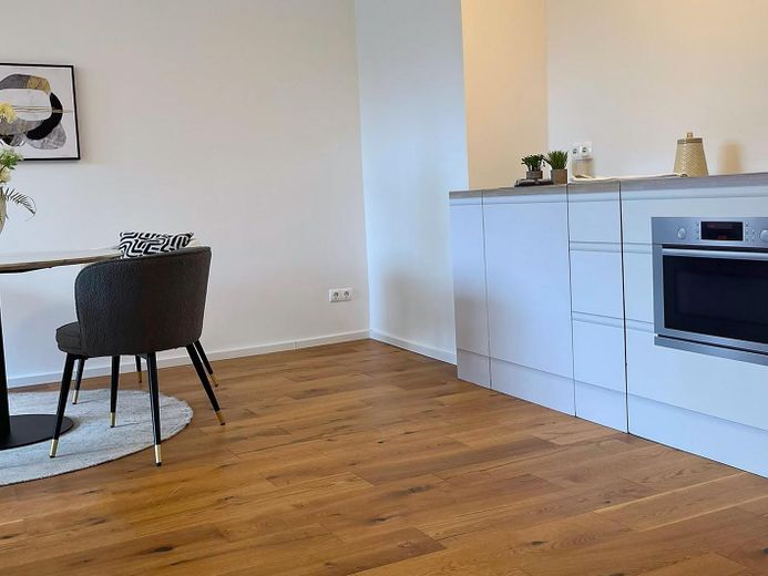 Wohnen mit Anspruch – zentral, großzügig & mit Balkon vor allen Zimmern – Kochen & gemeinsam genießen