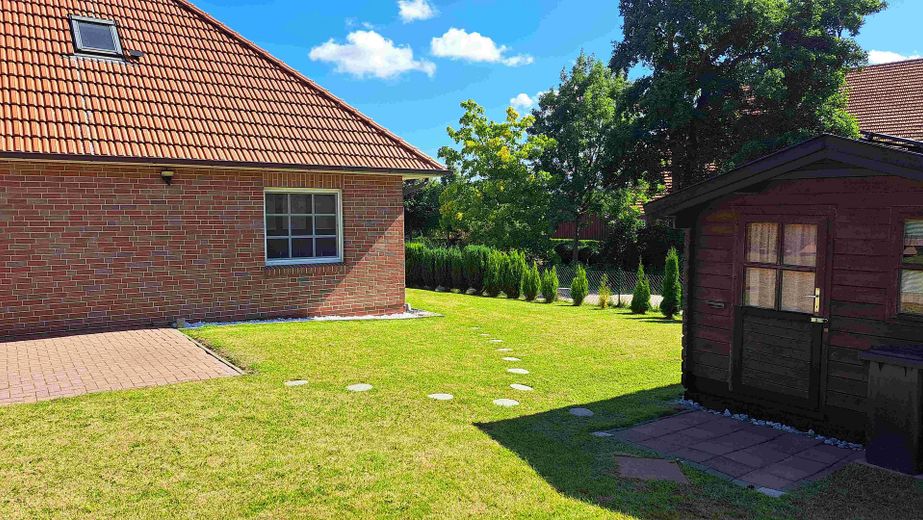 Ihr Traumhaus an der Nordsee – bezugsfertig, hochwertig, provisionsfrei – Garten mit Blick auf Schuppen