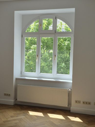 Licht, ruim ingedeeld appartement in een monumentaal pand in München – Rundbogenfenster