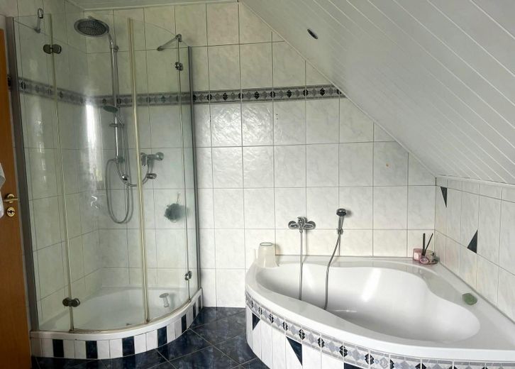 Freistehendes Einfamilienhaus mit Südgarten, großzügiger Garage & ausgebautem Dachgeschoss – Eckbadewanne & Dusche