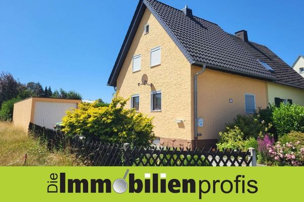 Hof: Semi-detached house in the countryside