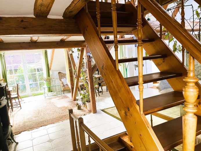 Życie, praca, rozwój – gospodarstwo pełne możliwości – Aufgang zum Giebelzimmer