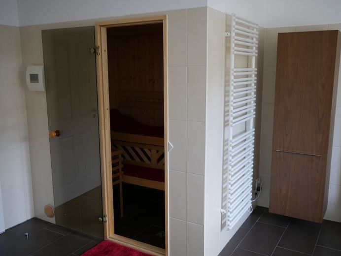 Hochwertig, Modern, in einmaliger grüner Lage – Sauna