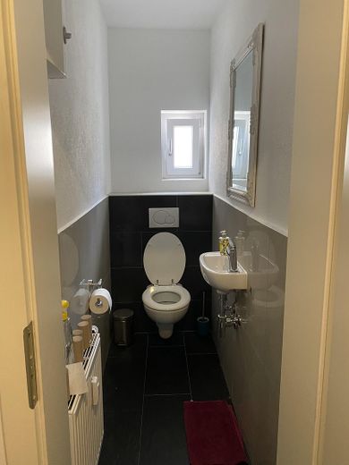 Nowocześnie umeblowane 6-osobowe mieszkanie współdzielone w centrum miasta Stgt. Möhringen – Gäste WC