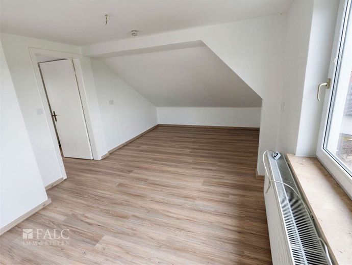 Provisionsfrei!!! Renovierte 6-Zimmer-Maisonettewohnung in einem Dreifamilienhaus zu vermieten! – Schlafzimmer 3 Dachgeschoss
