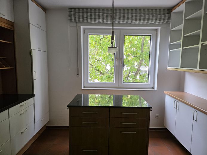 Rara opportunità nel Kreuzviertel: appartamento su due livelli, ca. 145 m², 4 locali, balcone – senza provvigione – 2. OG_Küche (3)