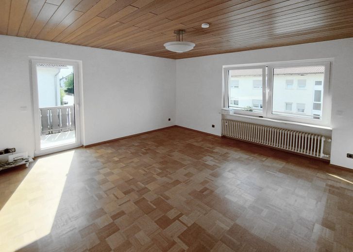 Helle, renovierte 4-Zimmer-Wohnung (1.OG) mit Küche und Süd-Balkon in ruhiger Lage in Kleinostheim – Schlaf/Wohn, Zugang Balkon