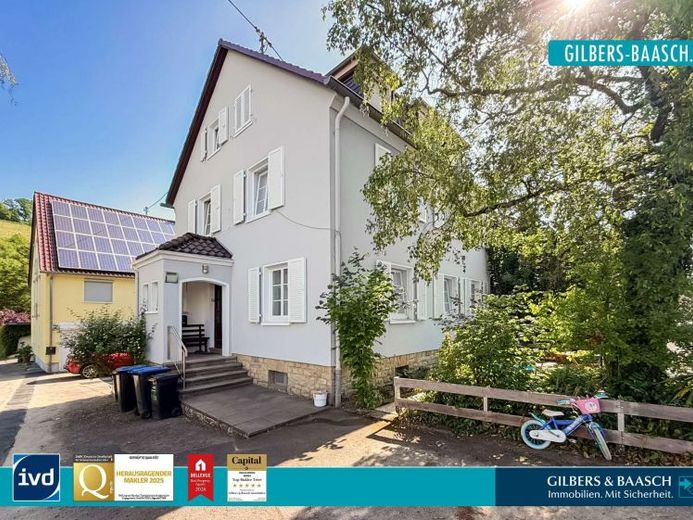 Langsur: Dreiparteienhaus in gepflegtem Zustand mit drei Außenstellplätzen – Foto 1