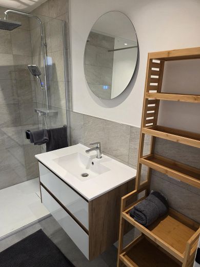 Möblierte 2Z-Wohnung im Zentrum - Wohnen auf Zeit ab 1.11 – Badezimmer