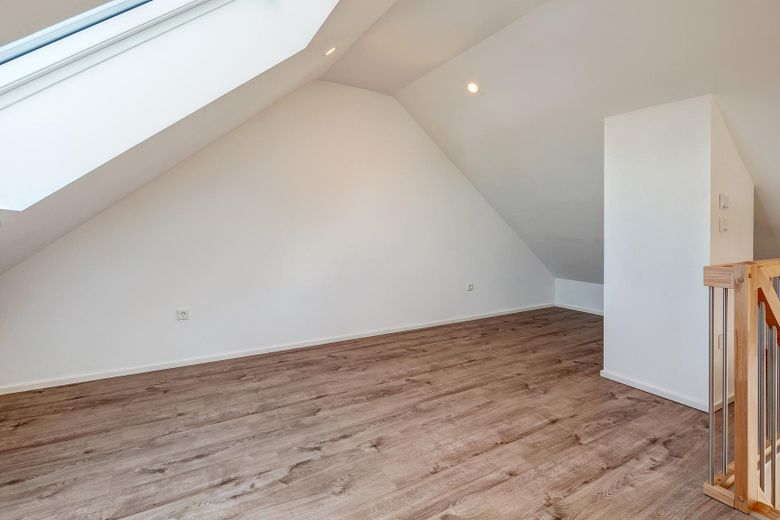 Maisonette-Dachgeschosswohnung mit Galerie & Balkon – kernsaniert 2022, A+ – Galerieebene, offen