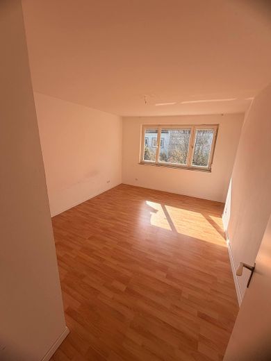 Stuttgart-Büsnau’nun en iyi konumunda çok yönlü çok aileli ev! Hemen taşınmaya hazır ve komisyonsuz! – OG - Zimmer 1