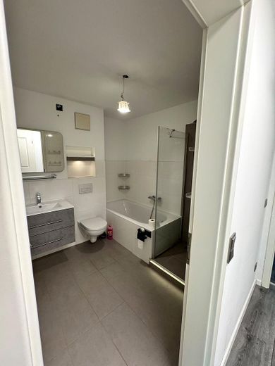 Provisionsfreie, modernisierte 3-Zimmer-Wohnung mit Wintergarten und Garagenbox, bezugsfrei – Badezimmer