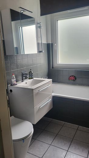 Badezimmer mit Fenster