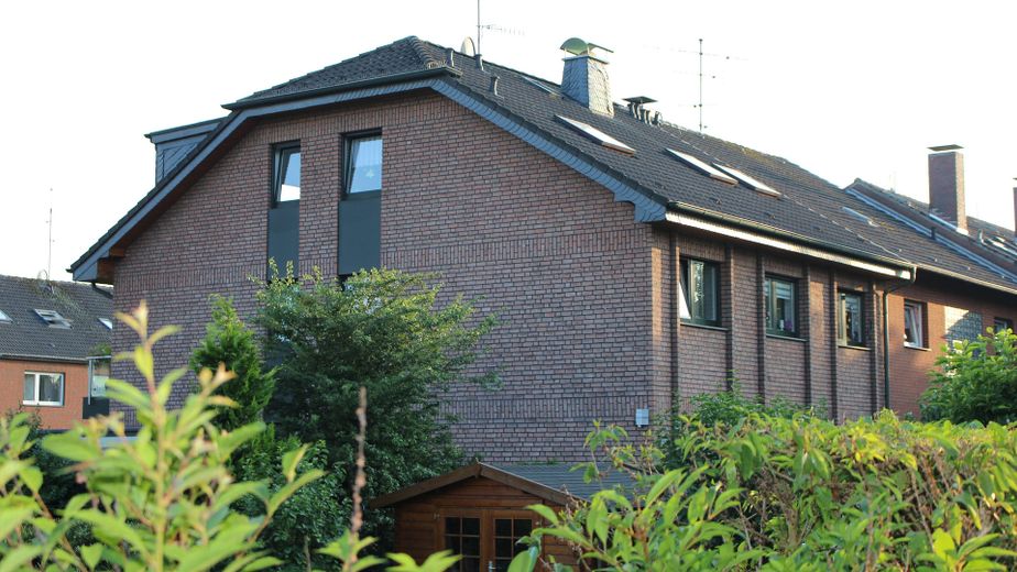 Hitzewelle? Etagenwohnung in kleiner Wohneinheit mit Klimaanlage – Fassade Giebelseite