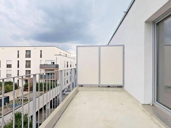 1. AFFITTO GRATUITO: Luminoso appartamento di nuova costruzione con 3 locali, balcone e cucina componibile – Ansicht I: Balkon