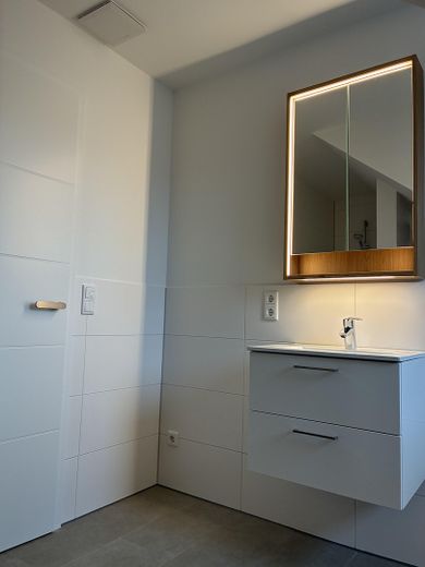 Erstbezug – Moderne Dachgeschosswohnung im KfW-40-Standard – Badezimmer
