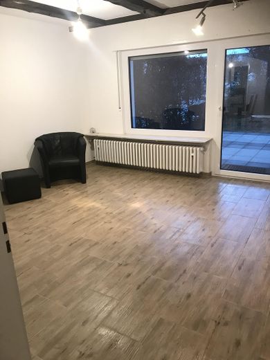 Posizione unica: edificio commerciale e casa unifamiliare direttamente al confine svizzero, presso la stazione ferroviaria – Wohnzimmer