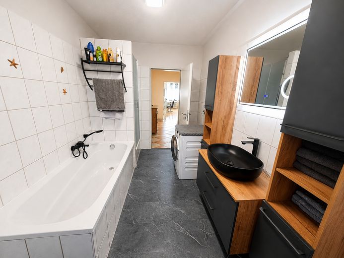 Großzügige 4-Zimmer-Wohnung in Rosenheim mit 2 Bädern & 2 Balkonen – Bad groß